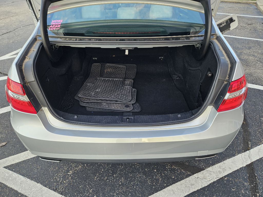 Photo 5 of this MERCEDES-BENZ E-CLASS