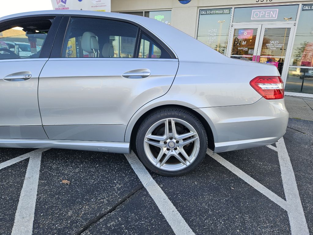 Photo 38 of this MERCEDES-BENZ E-CLASS
