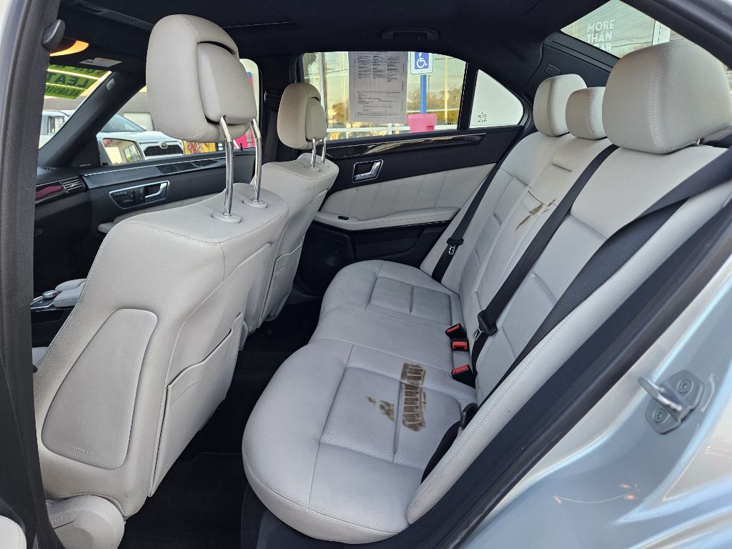 Photo 21 of this MERCEDES-BENZ E-CLASS
