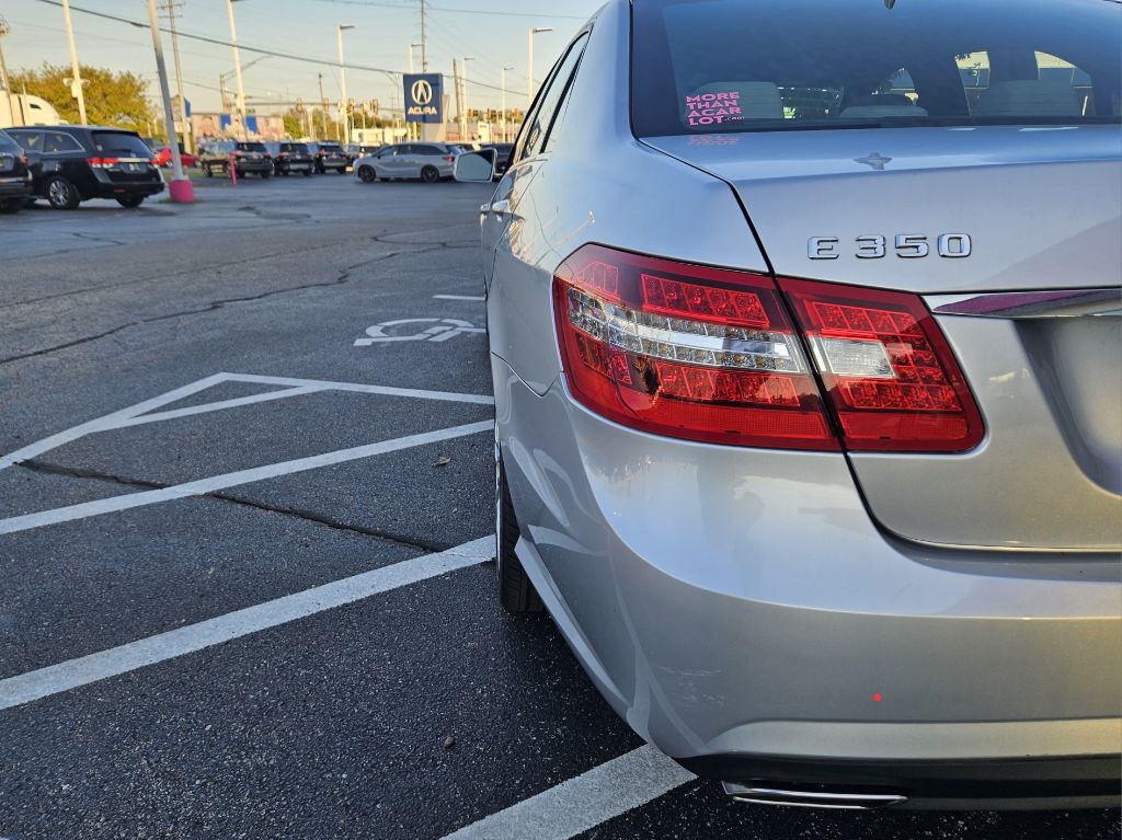 Photo 30 of this MERCEDES-BENZ E-CLASS