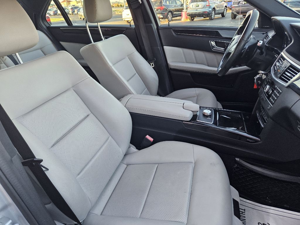 Photo 53 of this MERCEDES-BENZ E-CLASS