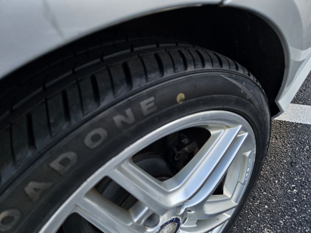 Photo 37 of this MERCEDES-BENZ E-CLASS