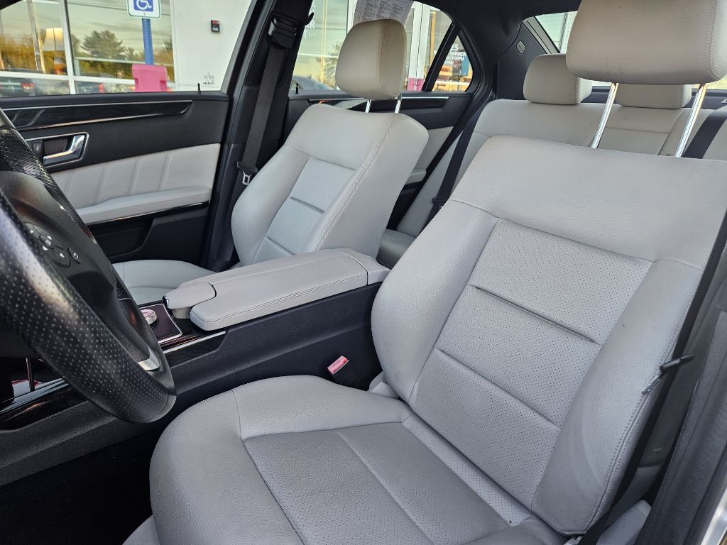 Photo 27 of this MERCEDES-BENZ E-CLASS