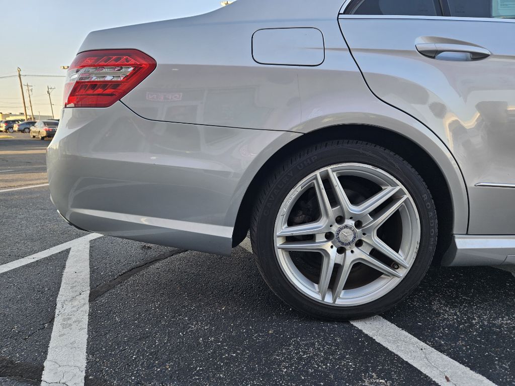 Photo 55 of this MERCEDES-BENZ E-CLASS