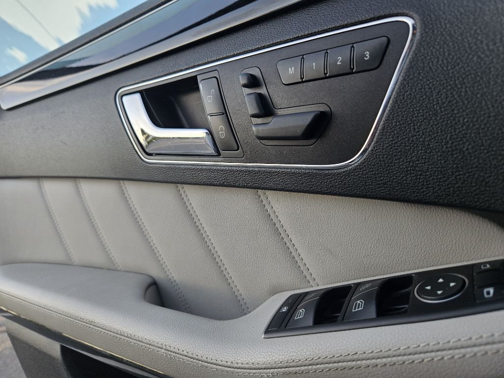 Photo 16 of this MERCEDES-BENZ E-CLASS