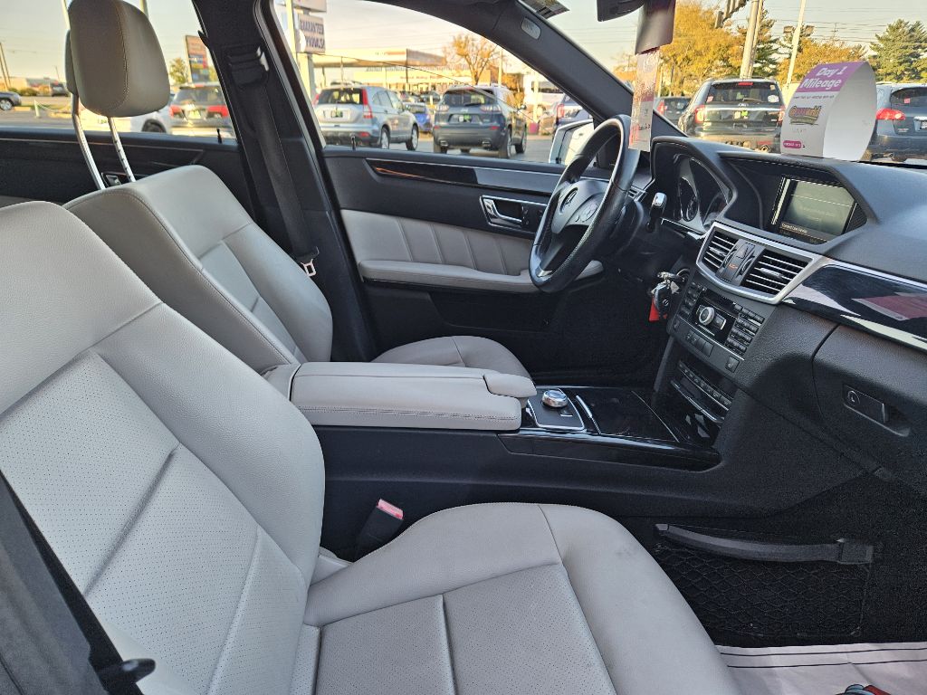 Photo 49 of this MERCEDES-BENZ E-CLASS