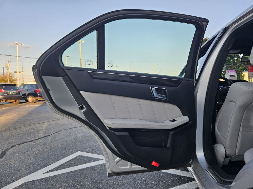 Photo 22 of this MERCEDES-BENZ E-CLASS