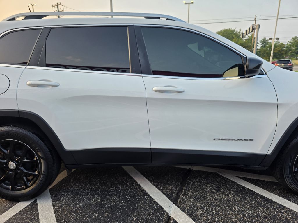 Photo 16 of this JEEP CHEROKEE