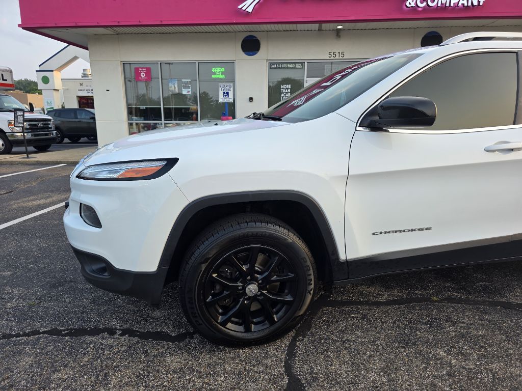 Photo 9 of this JEEP CHEROKEE