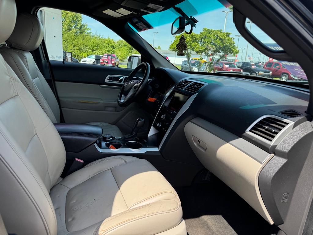 Photo 19 of this FORD EXPLORER