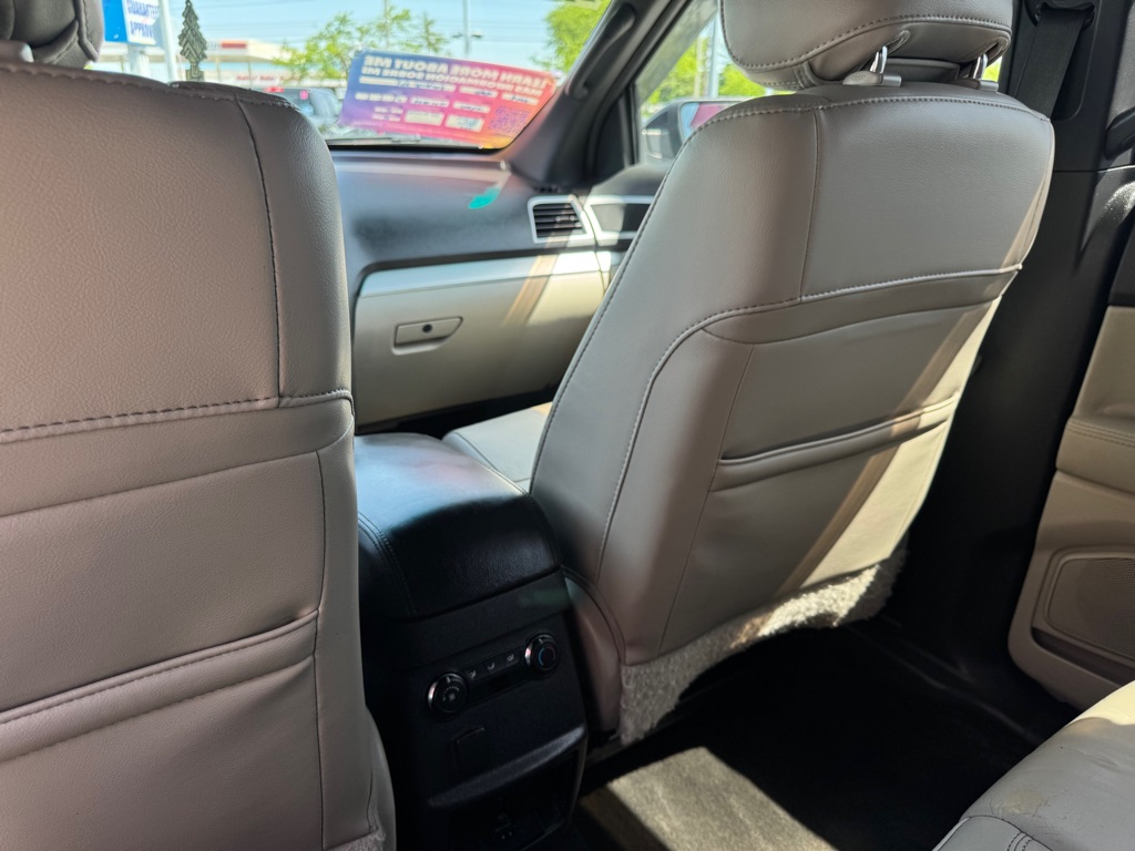 Photo 12 of this FORD EXPLORER