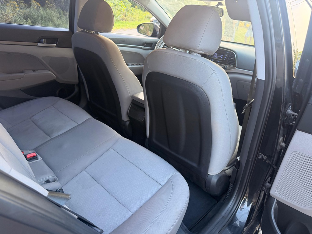 Photo 11 of this HYUNDAI ELANTRA