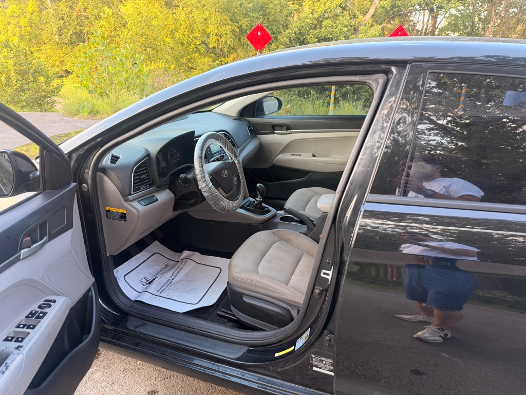 Photo 4 of this HYUNDAI ELANTRA