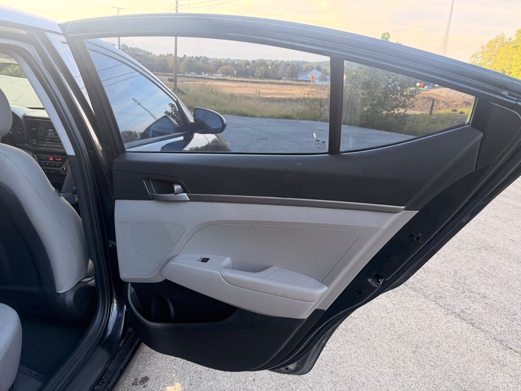 Photo 7 of this HYUNDAI ELANTRA