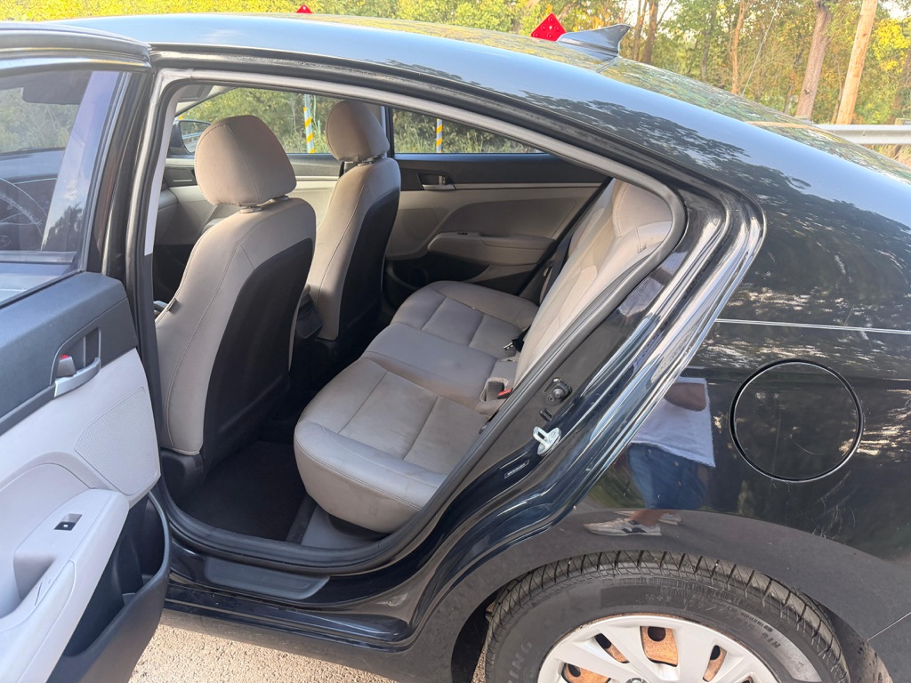 Photo 18 of this HYUNDAI ELANTRA