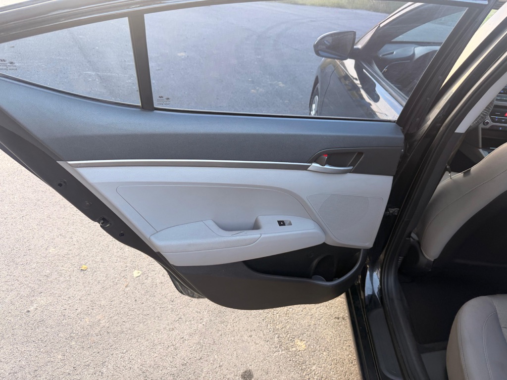 Photo 6 of this HYUNDAI ELANTRA