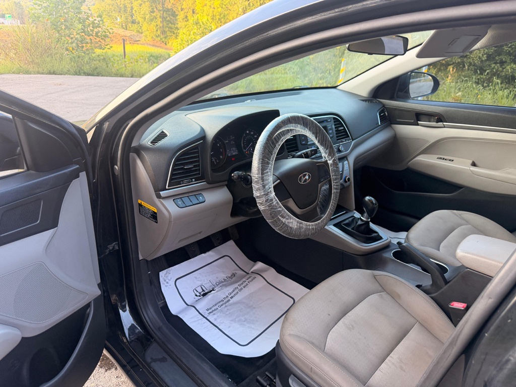 Photo 8 of this HYUNDAI ELANTRA
