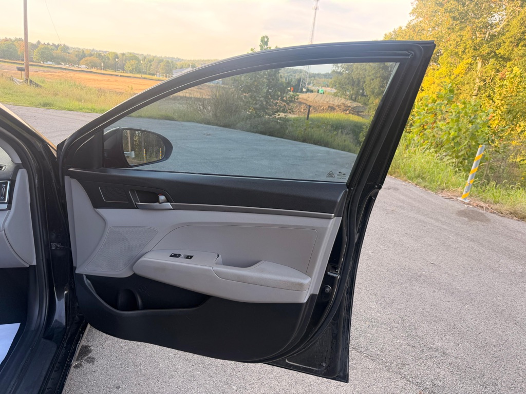 Photo 11 of this HYUNDAI ELANTRA