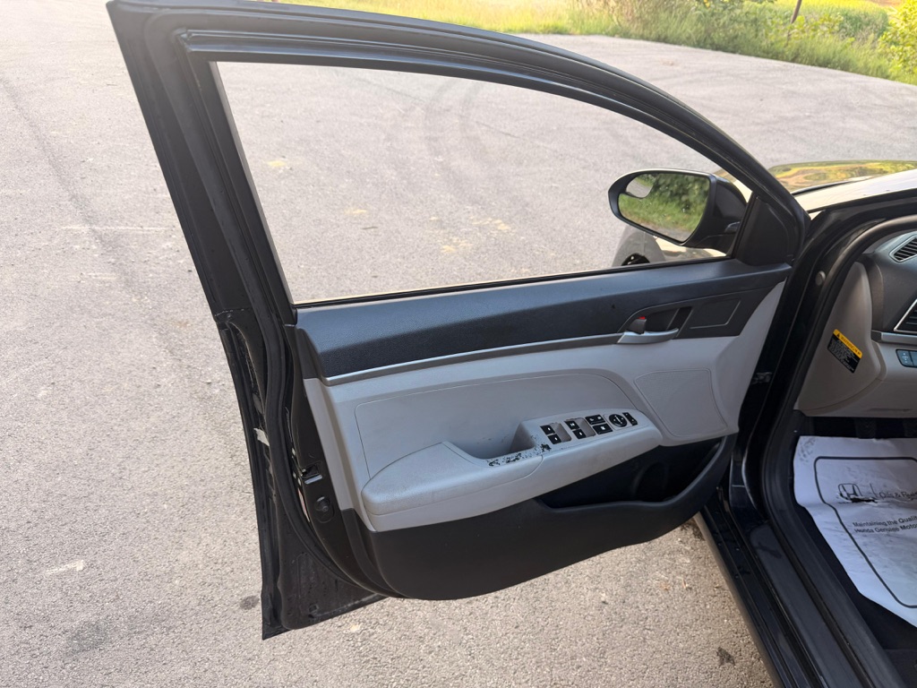 Photo 16 of this HYUNDAI ELANTRA