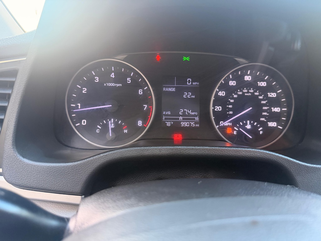 Photo 13 of this HYUNDAI ELANTRA