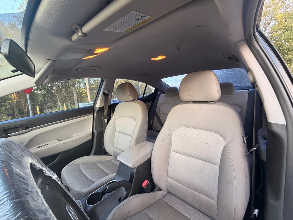 Photo 9 of this HYUNDAI ELANTRA