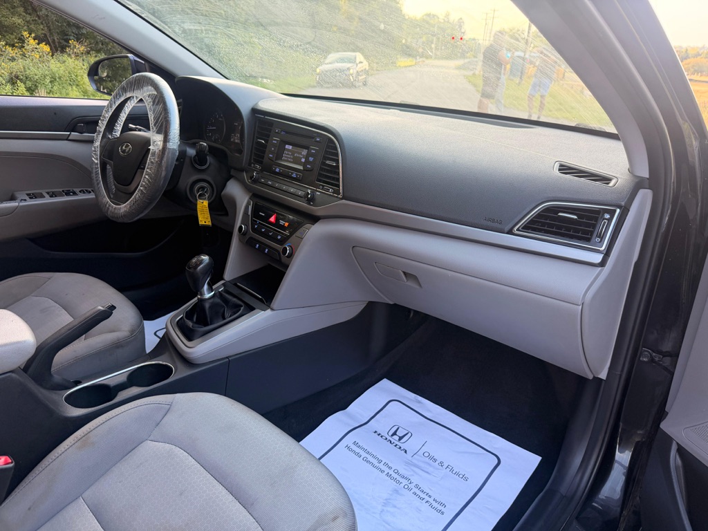 Photo 6 of this HYUNDAI ELANTRA
