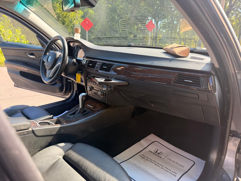 Photo 9 of this BMW 3 SERIES