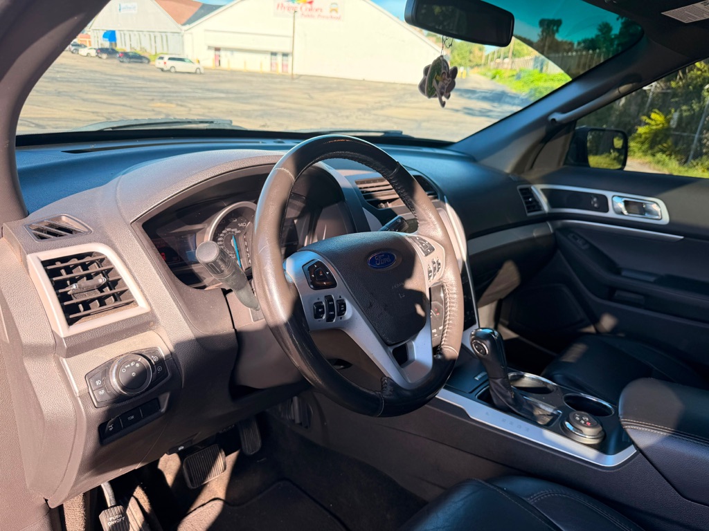Photo 7 of this FORD EXPLORER