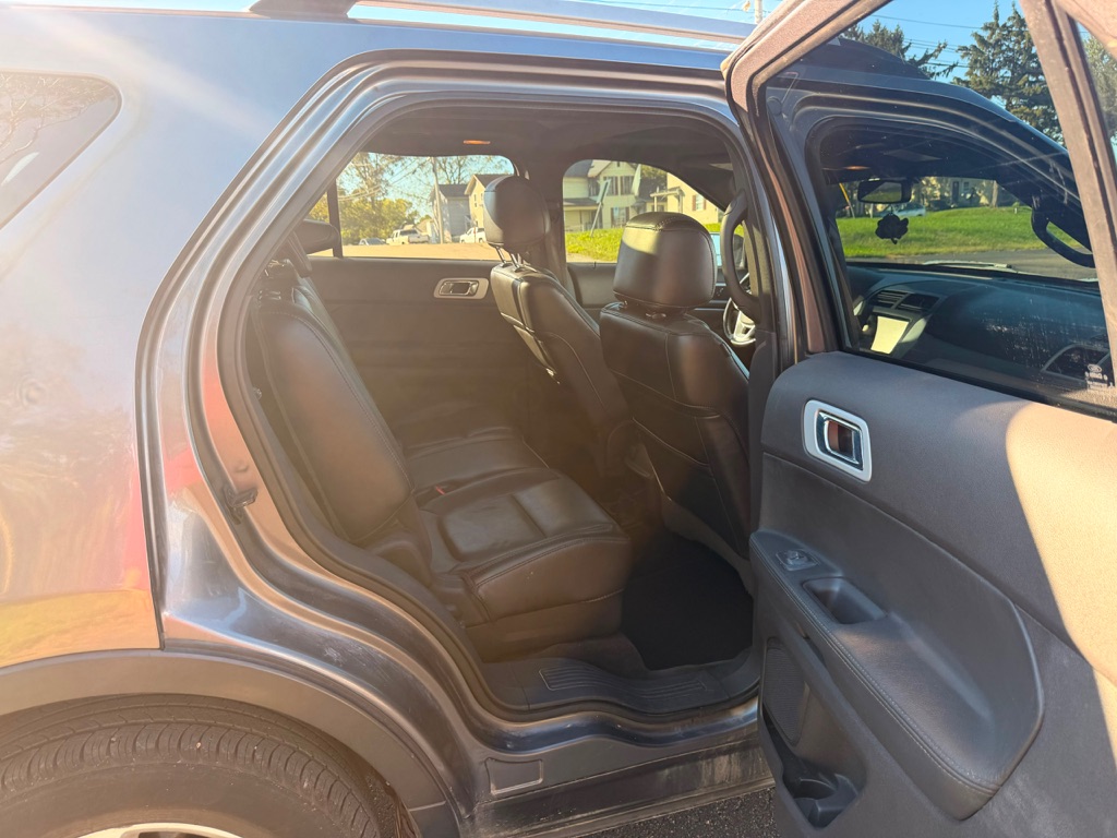 Photo 6 of this FORD EXPLORER
