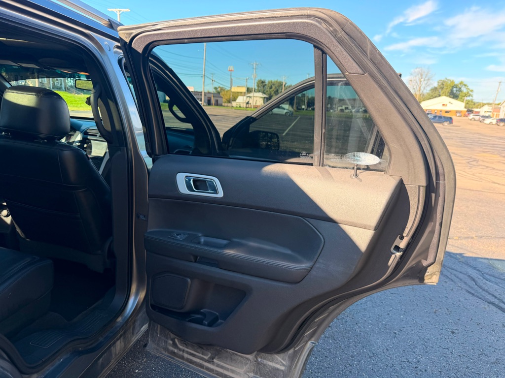 Photo 19 of this FORD EXPLORER