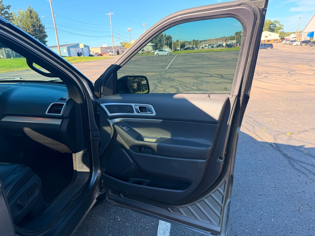 Photo 18 of this FORD EXPLORER