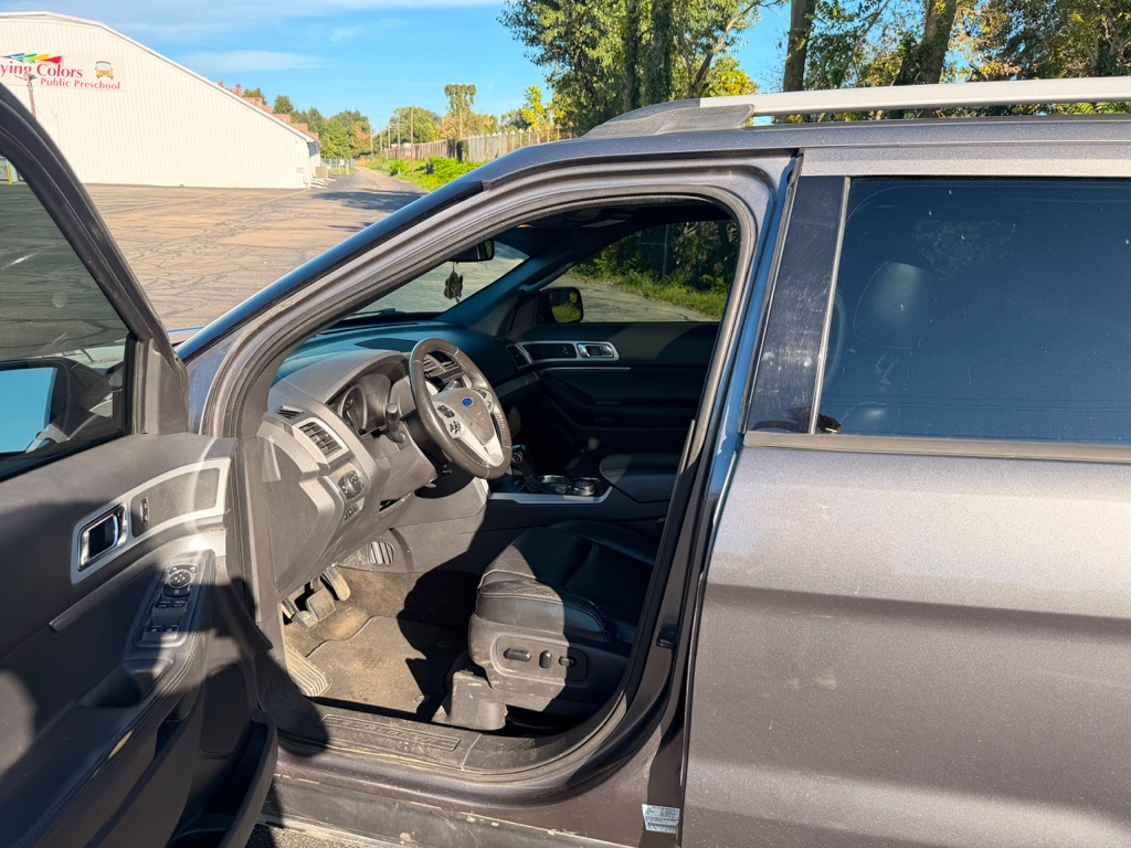Photo 5 of this FORD EXPLORER