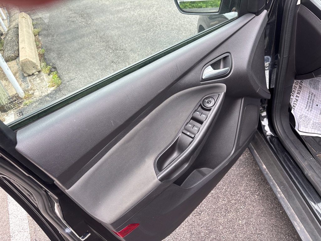 Photo 17 of this FORD FOCUS