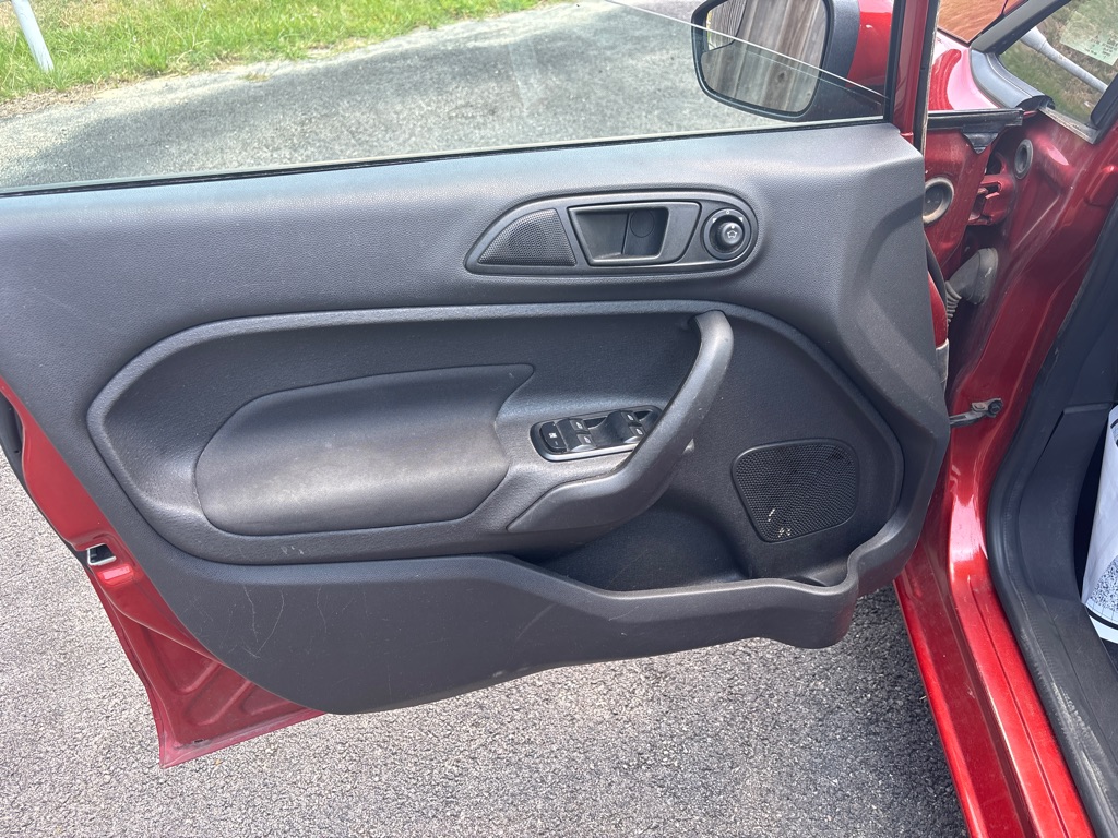 Photo 16 of this FORD FIESTA