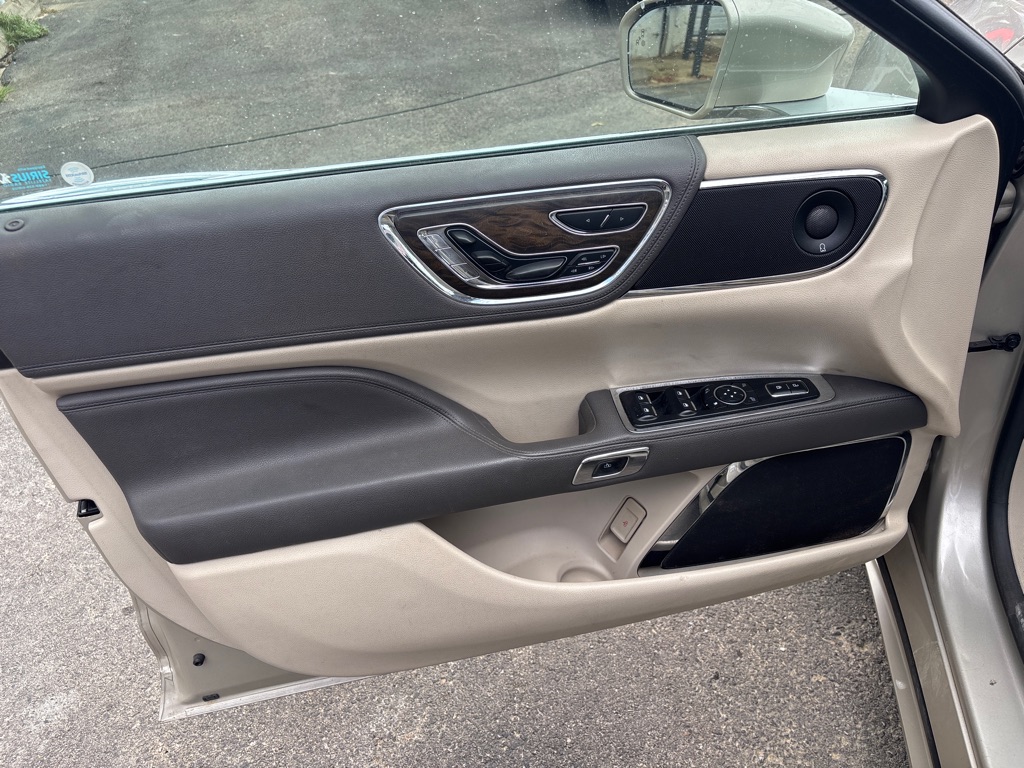 Photo 11 of this LINCOLN CONTINENTAL