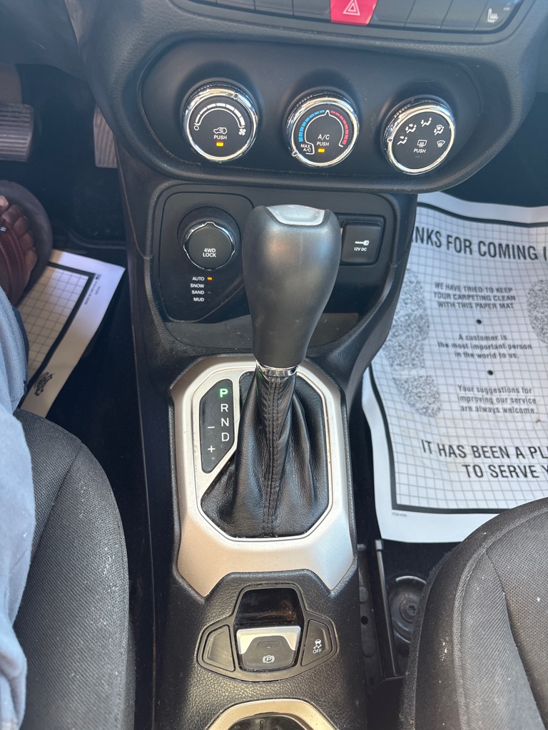 Photo 23 of this JEEP RENEGADE