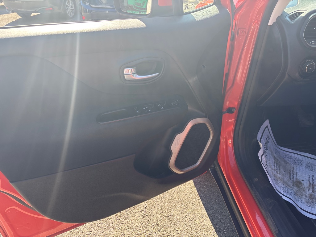 Photo 22 of this JEEP RENEGADE