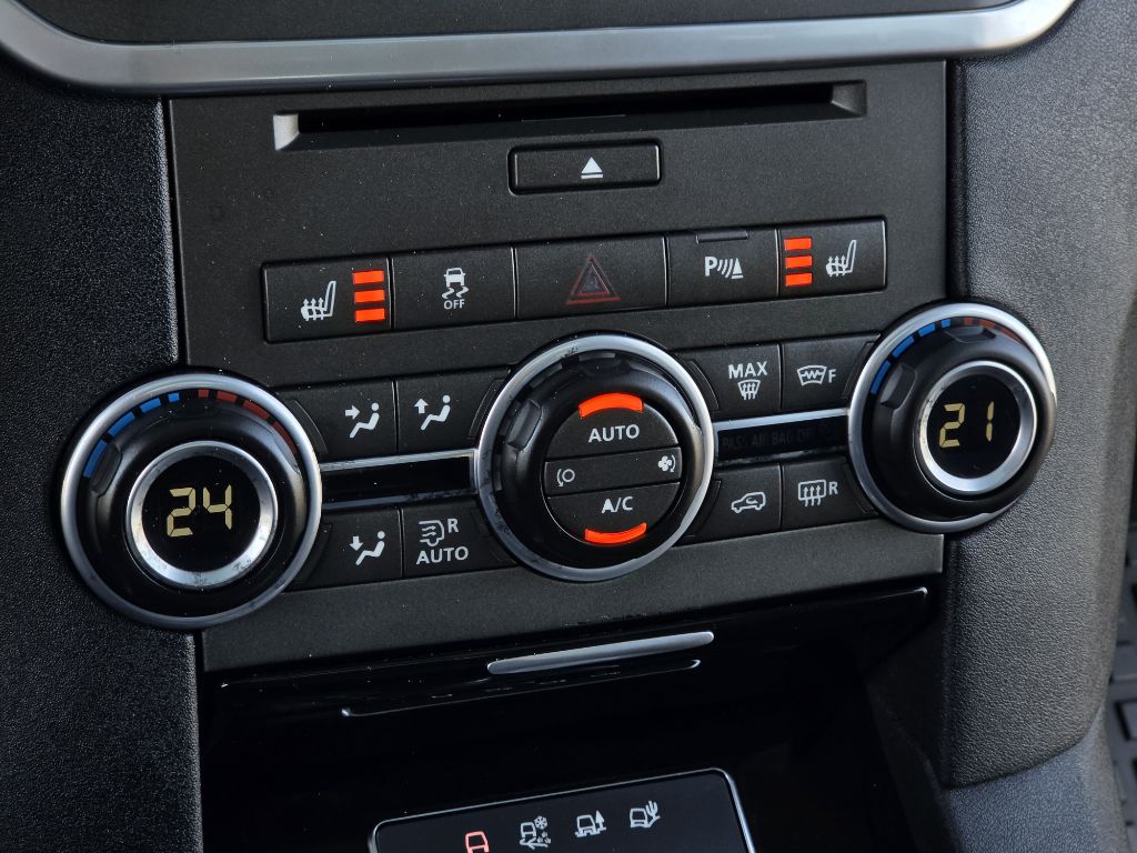 Photo 32 of this LAND ROVER LR4
