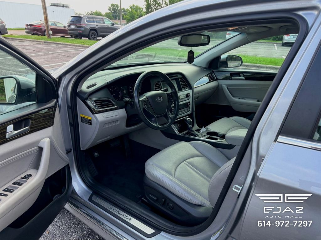 Photo 16 of this HYUNDAI SONATA