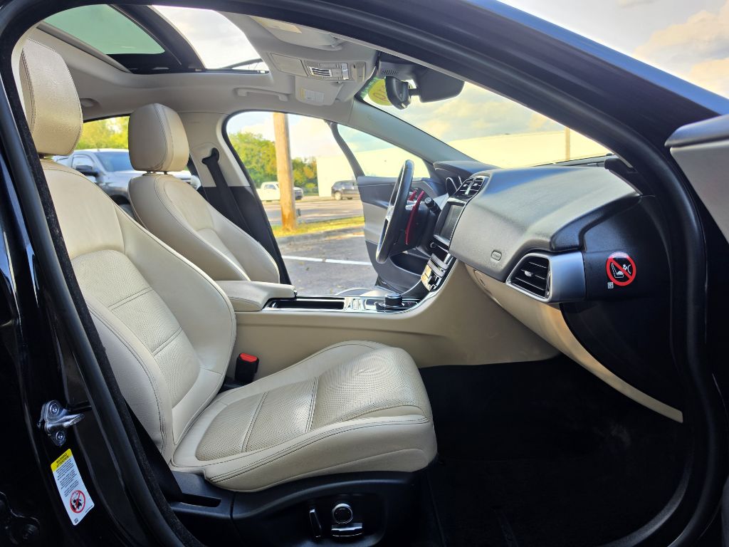 Photo 18 of this JAGUAR XE