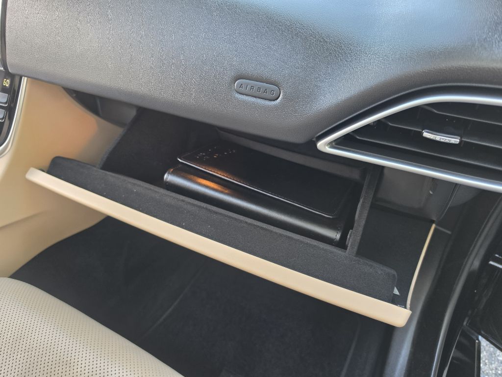 Photo 30 of this JAGUAR XE