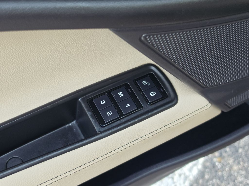Photo 14 of this JAGUAR XE