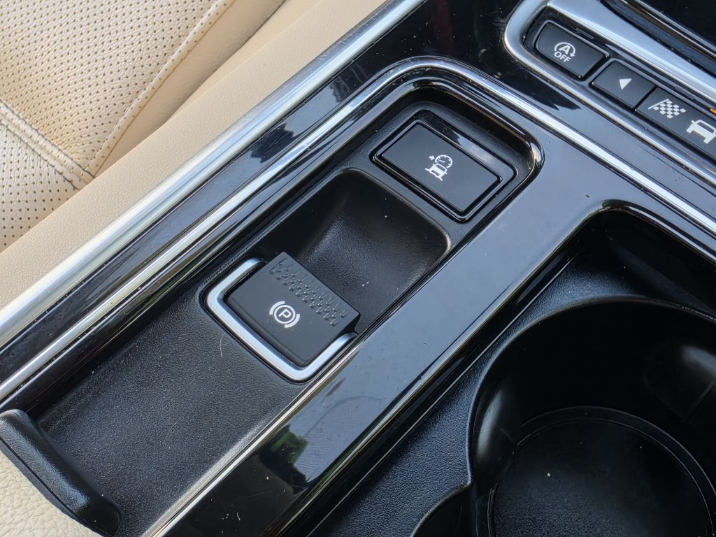 Photo 27 of this JAGUAR XE