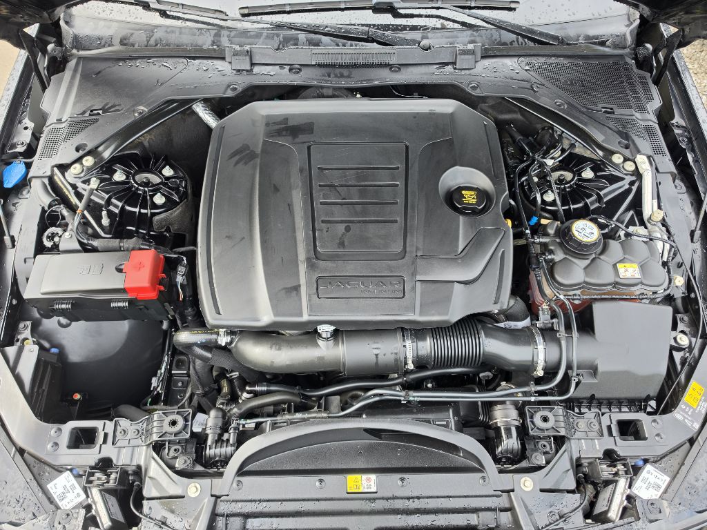 Photo 41 of this JAGUAR XE