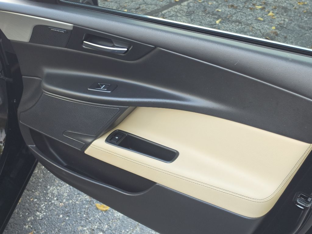 Photo 28 of this JAGUAR XE