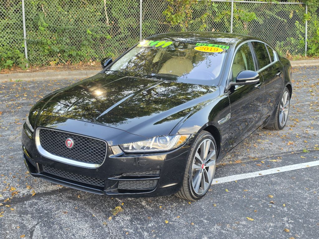 Photo 2 of this JAGUAR XE