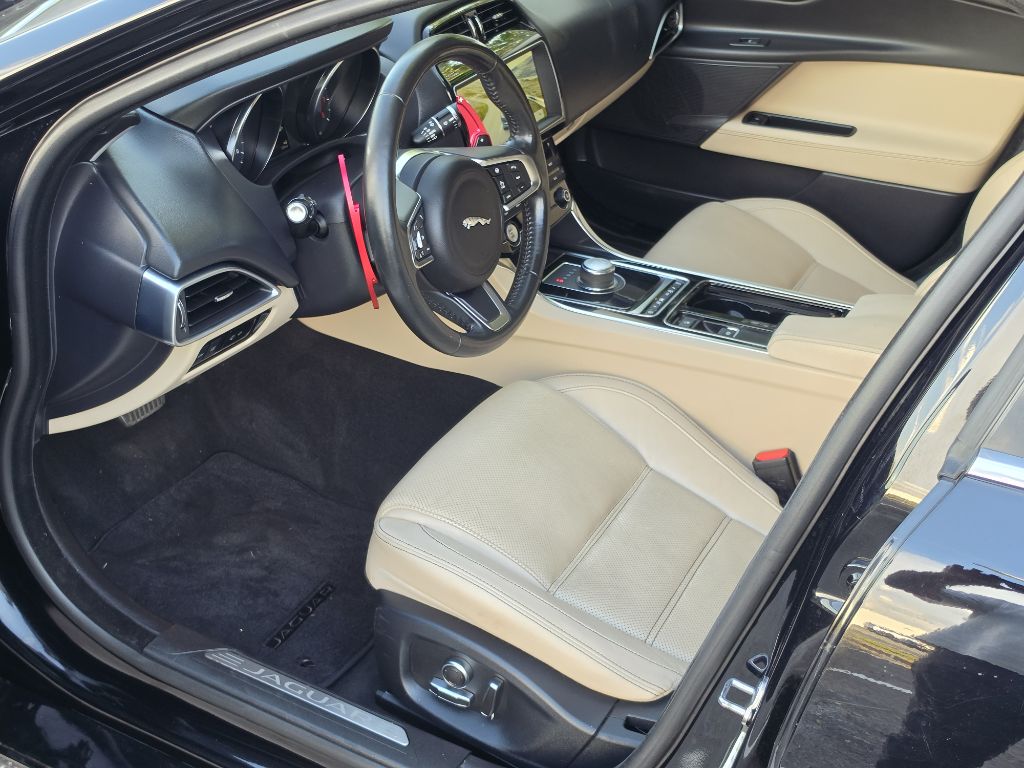 Photo 11 of this JAGUAR XE