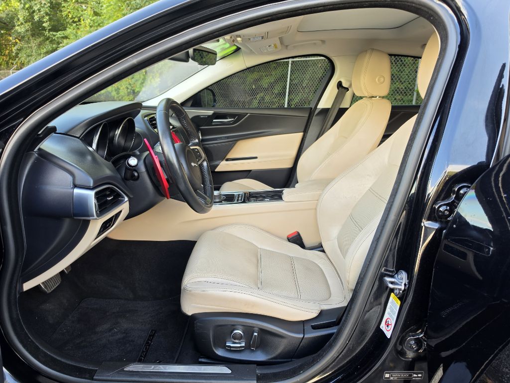 Photo 12 of this JAGUAR XE