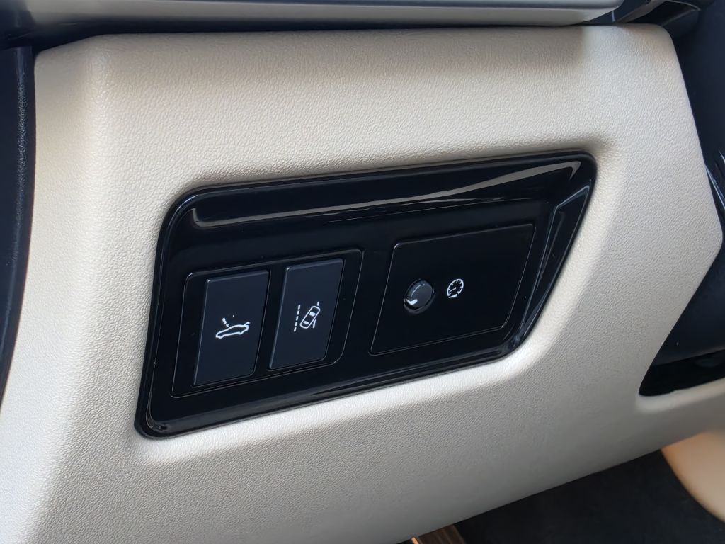 Photo 15 of this JAGUAR XE