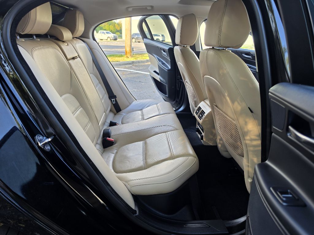 Photo 17 of this JAGUAR XE